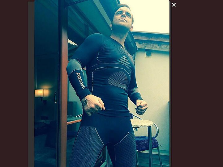Robbie Williams posiert in Skiunterwäsche