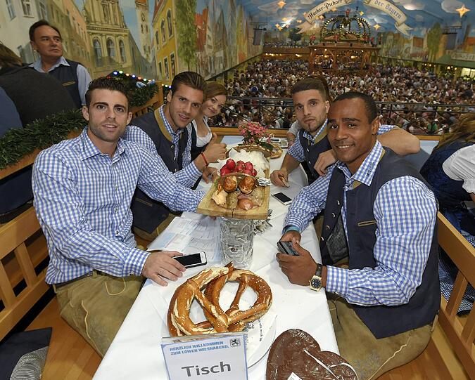 Traditioneller Ausflug der Löwen aufs Oktoberfest. Der TSV 1860 München feierte im Hacker-Zelt. Die Bilder.