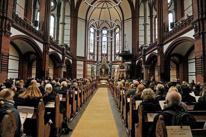 Freunde und Kollegen haben in der Kirche Reden gehalten und die Musiker der Roger-Cicero-Big-Band spielten einige Stücke.