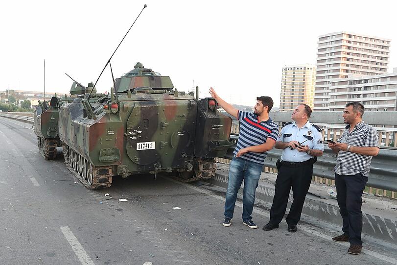 In der Türkei ist in der Nacht auf Samstag offenbar ein Militärputsch gescheitert. Die Bilder einer dramatischen Nacht.