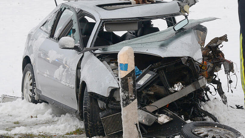 Die Autofahrerin wurde schwer verletzt, die Schulkinder kamen hingegen mit dem Schrecken davon. Die Bilder vom Unfallort.