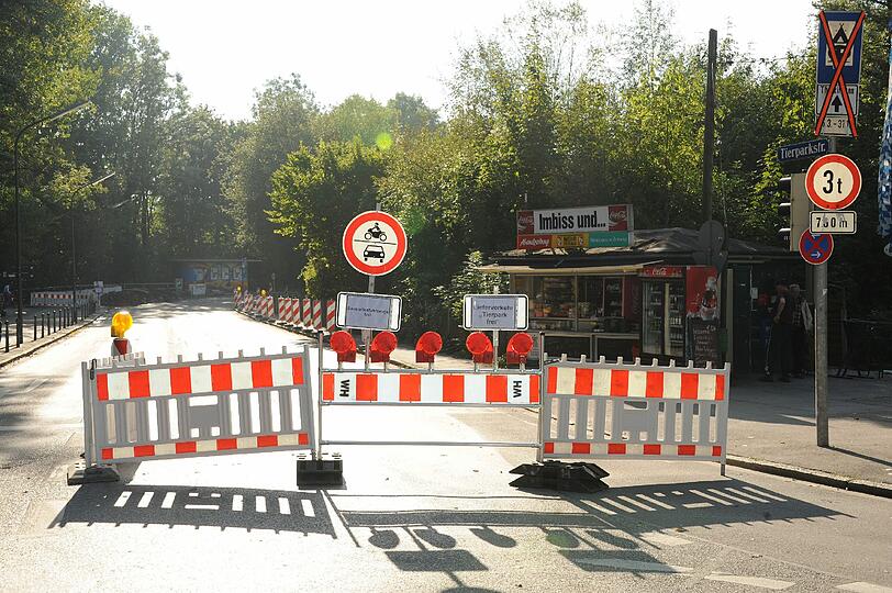 Die Sperre an der Tierparkstraße, Ecke Schönstraße. Die Thalkirchner Brücke bleibt wohl noch bis Ende November dicht.