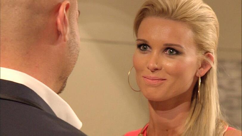 Ilona erhält von Bachelor Christian die ersehnte Rose.