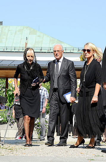 Nach der Trauerfeier greift Franz Beckenbauer nach dem Arm von Stephans Mutter Brigitte (l.), an seiner anderen Seite ist Ehefrau Heidi.