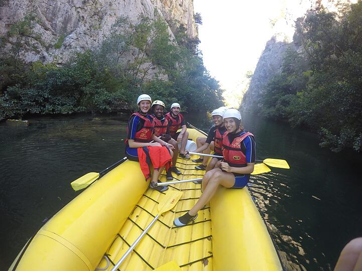 Nach dem Frühstück ging's zum Rafting. Sportlicher Auftakt in den zweiten Tag der Shootingreise.