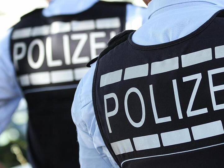 In Westen gekleidete Polizisten.. Foto: Silas Stein/dpa/Archivbild