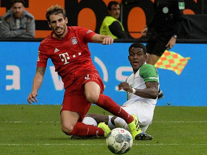Augsburgs Sergio Cordovar (r) und Münchens Javi Martinez kämpfen um den Ball. Foto: Stefan Puchner/dpa/Archivbild