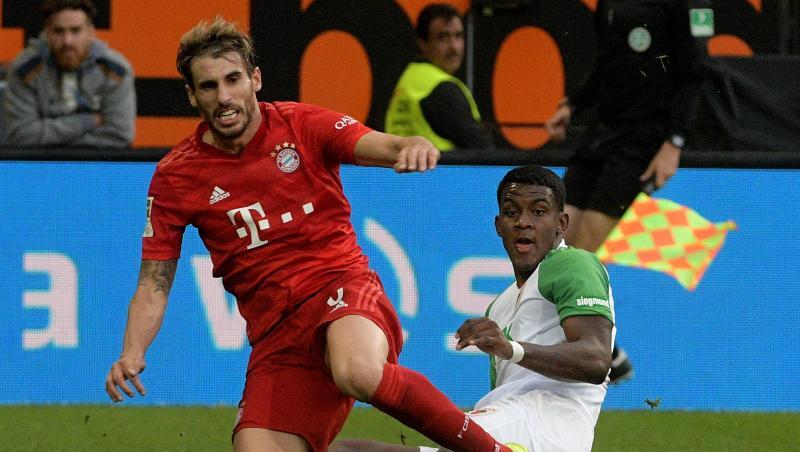 Augsburgs Sergio Cordovar (r) und Münchens Javi Martinez kämpfen um den Ball. Foto: Stefan Puchner/dpa/Archivbild Augsburgs Sergio Cordovar (r) und Münchens Javi Martinez kämpfen um den Ball. Foto: Stefan Puchner/dpa/Archivbild