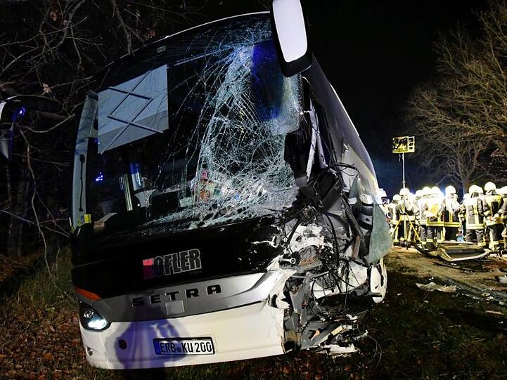 Das Wrack eines Reisebusses steht nach einem Unfall auf der B26 bei Stockstadt. Foto: Einsatzreport Südhessen