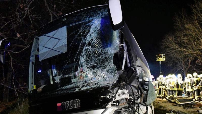 Das Wrack eines Reisebusses steht nach einem Unfall auf der B26 bei Stockstadt. Foto: Einsatzreport Südhessen Das Wrack eines Reisebusses steht nach einem Unfall auf der B26 bei Stockstadt. Foto: Einsatzreport Südhessen
