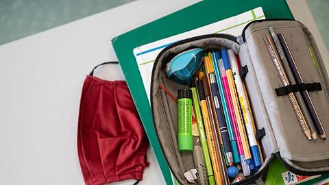 In Schulen kommt es wieder deutlich häufiger zu Corona-Ausbrüchen.