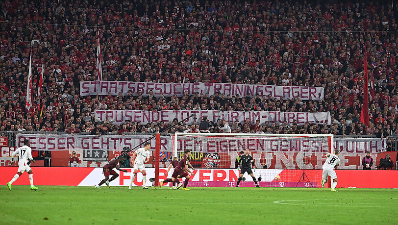 Beim Spiel gegen Bayer Leverkusen protestierten die Bayern-Fans gegne Uli Hoeneß.