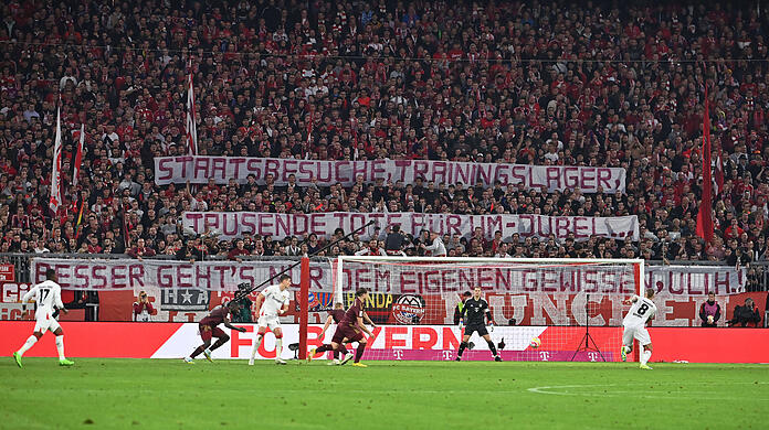 Beim Spiel gegen Bayer Leverkusen protestierten die Bayern-Fans gegne Uli Hoeneß.