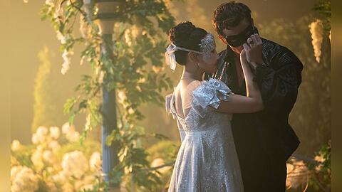 Die vierte "Bridgerton"-Staffel dreht sich um das Liebesleben von Benedict Bridgerton (Luke Thompson) und seiner Herzensdame Sophie (Yerin Ha).