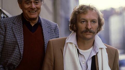Franz Xaver Kroetz (r.) in seiner Rolle als "Baby Schimmerlos" in der Serie "Kir Royal".