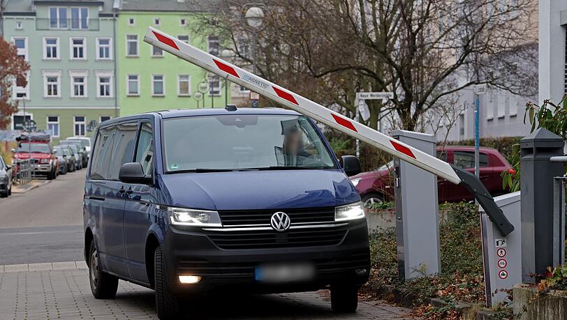 Nach einem rund einstündigen Haftprüfungstermin teilte die Staatsanwaltschaft mit, dass der Haftbefehl bestätigt wurde.