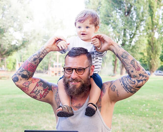 Am Land sind sie eher Exoten, in der Stadt findet man sie überall: Hipster-Eltern leben Nachhaltigkeit, Vielfalt und Individualität. Ihre Kinder tragen Secondhand, besuchen alternative Betreuungseinrichtungen und wachsen mit viel Selbstbestimmung auf. Der Erziehungsstil ist offen, kreativ, oft reflektiert - aber manchmal auch etwas anstrengend, wenn es um konsequente Regeln geht. Am Land sind sie eher Exoten, in der Stadt findet man sie überall: Hipster-Eltern leben Nachhaltigkeit, Vielfalt und Individualität. Ihre Kinder tragen Secondhand, besuchen alternative Betreuungseinrichtungen und wachsen mit viel Selbstbestimmung auf. Der Erziehungsstil ist offen, kreativ, oft reflektiert - aber manchmal auch etwas anstrengend, wenn es um konsequente Regeln geht.