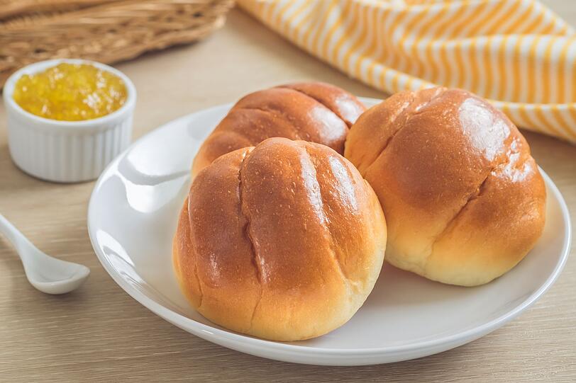 Anschließend kleine Brötchen formen und mit Milch bestreichen. Im Ofen bei 180 Grad werden die Joghurtbrötchen etwa 15 bis 20 Minuten goldgelb gebacken. Sie schmecken frisch und saftig und können entweder süß mit Marmelade oder deftig mit geräuchertem Lachs verspeist werden. Wahlweise kann der Joghurt im Rezept auch mit Quark oder Skyr ausgetauscht werden. Anschließend kleine Brötchen formen und mit Milch bestreichen. Im Ofen bei 180 Grad werden die Joghurtbrötchen etwa 15 bis 20 Minuten goldgelb gebacken. Sie schmecken frisch und saftig und können entweder süß mit Marmelade oder deftig mit geräuchertem Lachs verspeist werden. Wahlweise kann der Joghurt im Rezept auch mit Quark oder Skyr ausgetauscht werden.