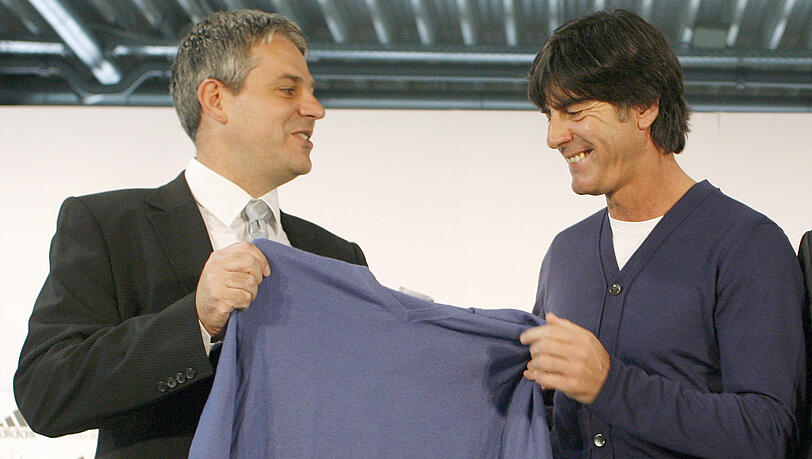 Fußballnationaltrainer Joachim Löw (r) übergibt am Montag (10.09.2011) während der Pressekonferenz in Düsseldorf seinen blauen Pullover, den er während der Weltmeisterschaft in Südafrika im vergangenen Jahr bei den vier Siegen gegen Australien, Ghana, England und Argentinien trug, an Manuel Neukirchner, Geschäftsführer der Stiftung DFB-Museum. Fußballnationaltrainer Joachim Löw (r) übergibt am Montag (10.09.2011) während der Pressekonferenz in Düsseldorf seinen blauen Pullover, den er während der Weltmeisterschaft in Südafrika im vergangenen Jahr bei den vier Siegen gegen Australien, Ghana, England und Argentinien trug, an Manuel Neukirchner, Geschäftsführer der Stiftung DFB-Museum.