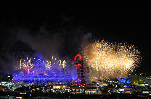 Die Feuerwerke funkelten, die Show faszinierte und ganz London war in Aufruhr: Am Freitagabend wurden die Olympischen Spiele 2012 mit viel Bombast eröffnet.