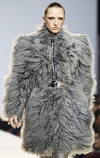 In Moskau findet vom 24. - 28. Oktober die Volvo Fashion Week statt. Schöne Frauen, schrille Outfits und jede Menge Glamour. Die Bilder von der Fahsion Week.