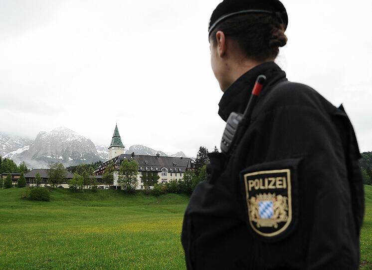 Polizeipräsenz vor dem Schloss Elmau zum G7-Gipfel