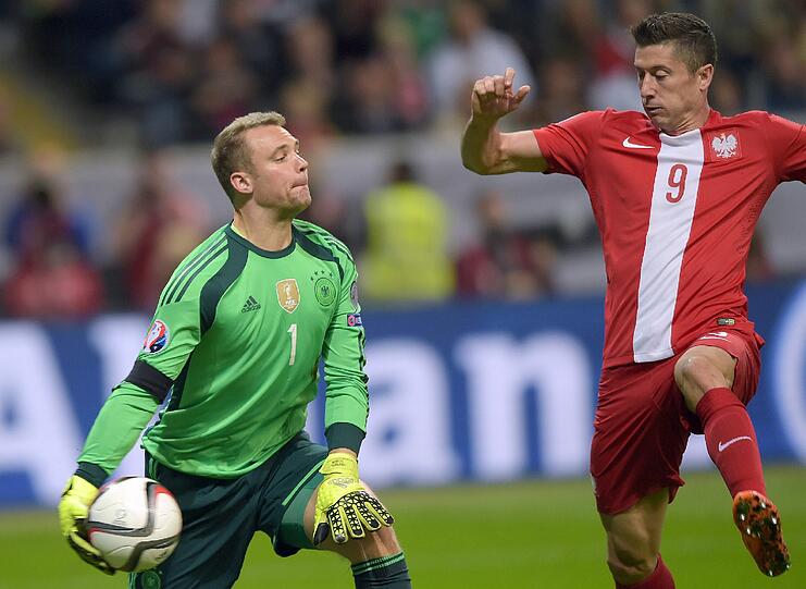 Manuel Neuer (hier gegen Polen) - Note 4: Unglückliche Abwehr nach vorne beim Freistoß-Aufsetzer von Maloney &ndash; das 1:1 (28.). Den muss der Welttorhüter besser entschärfen. Alleine gelassen beim 2:2 von seiner Abwehr, ließ sich von den Schotten aber zu sehr irritieren.