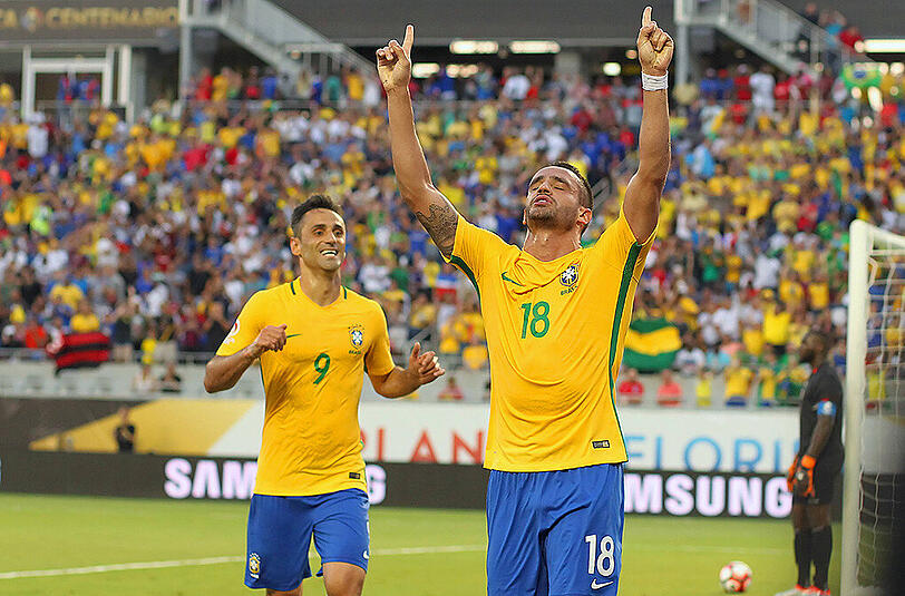 Der zweifache Torschütze Renato Augusto feiert gemeinsam mit seinem brasilianischen Teamkollegen Jonas (hinten) einen Treffer gegen Haiti.