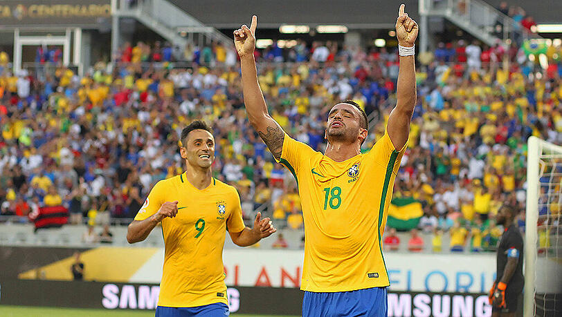 Der zweifache Torschütze Renato Augusto feiert gemeinsam mit seinem brasilianischen Teamkollegen Jonas (hinten) einen Treffer gegen Haiti. Der zweifache Torschütze Renato Augusto feiert gemeinsam mit seinem brasilianischen Teamkollegen Jonas (hinten) einen Treffer gegen Haiti.