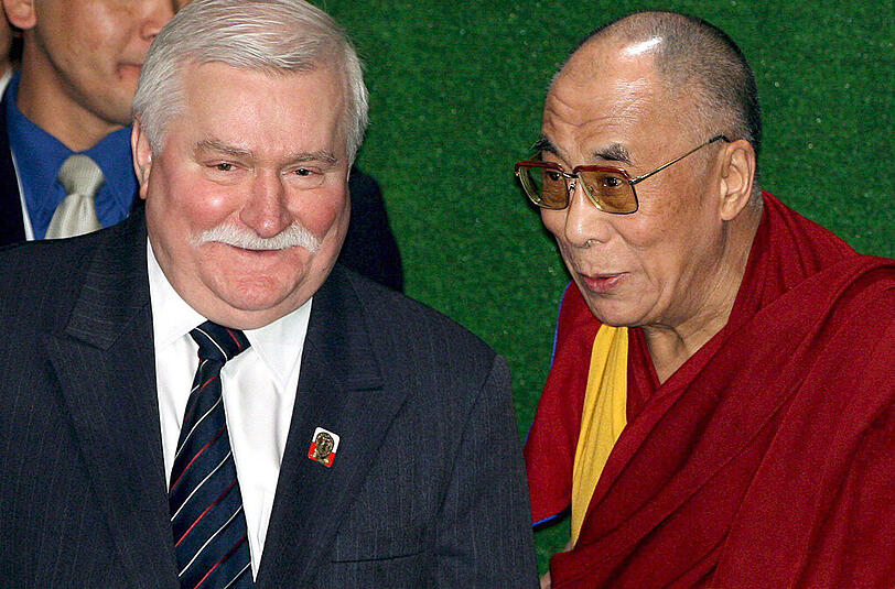 Friedensnobelpreisträger unter sich: Walesa (Preisträger im Jahr 1983) mit dem Dalai Lama (1989) bei einem Treffen in Danzig 2008.
