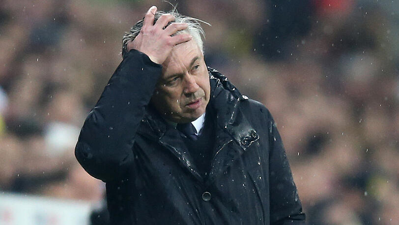 Seine Mannschaft ließ ihn im Regen stehen: Bayern-Trainer Carlo Ancelotti.