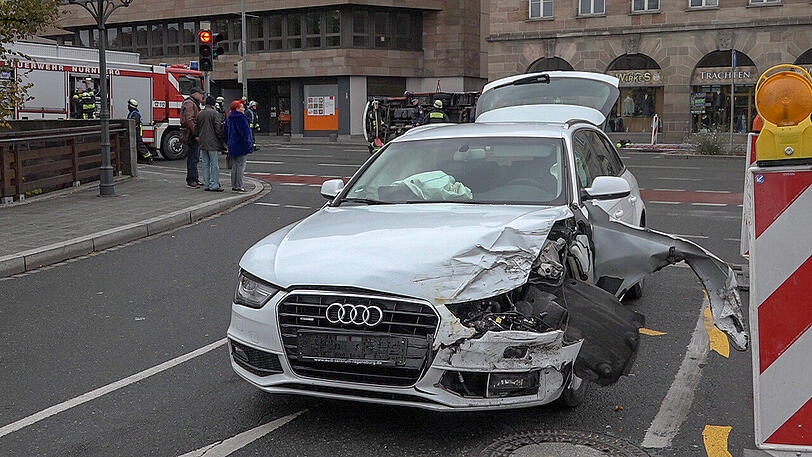 Auf einer Kreuzung stößt das Kleinalarmfahrzeug der Nürnberger Feuerwehr mit einem Audi A4 zusammen.