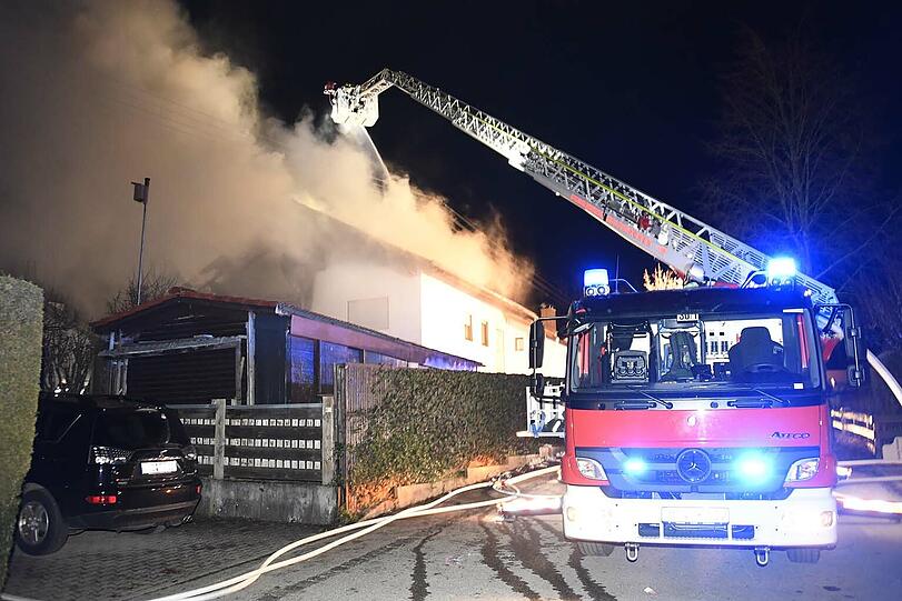 Ein Wohnhaus in Otterfing (Landkreis Miesbach) ist in der Nacht zu Mittwoch bei einem Brand komplett zerstört worden.