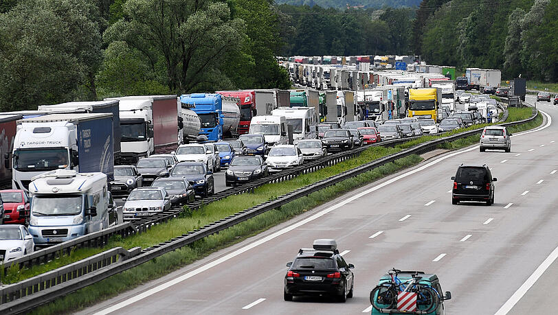 Ein Blick am Pfingstsamstag auf die A8 bei Rosenheim. Ein Blick am Pfingstsamstag auf die A8 bei Rosenheim.