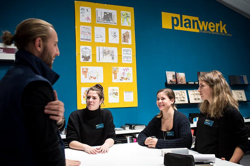 Innenarchitekturstudenten beraten kostenfrei zu schwierigen Raumsituationen und geben Tipps anhand des Wohnungsgrundrisses.