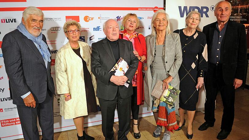 Der Spee-Dating-Cast: Mario Adorf (l-r), Brigitte Janner, Jochen Stern, Gisela Keiner, Hildegard Schmahl, Ilse Strombowski und Victor Choulman vor der Premiere von "Altersglühen - Speed Dating für Senioren" in Köln. Der Spee-Dating-Cast: Mario Adorf (l-r), Brigitte Janner, Jochen Stern, Gisela Keiner, Hildegard Schmahl, Ilse Strombowski und Victor Choulman vor der Premiere von "Altersglühen - Speed Dating für Senioren" in Köln.