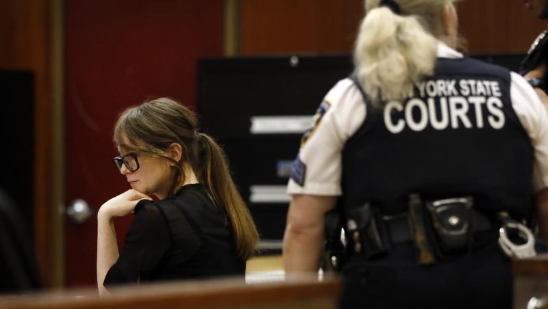 Anna Sorokin kurz vor der Verkündung des Urteils im Gerichtssaal in New York. Anna Sorokin kurz vor der Verkündung des Urteils im Gerichtssaal in New York.