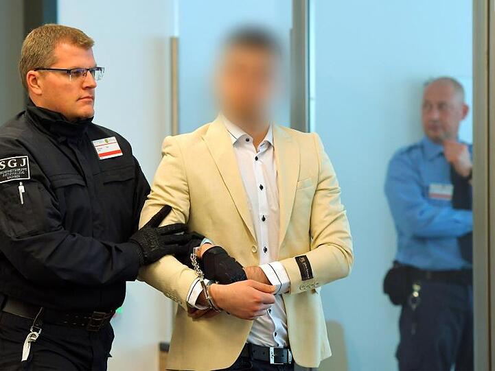 Der Angeklagte Alaa S. wird in den Gerichtssaal geführt.