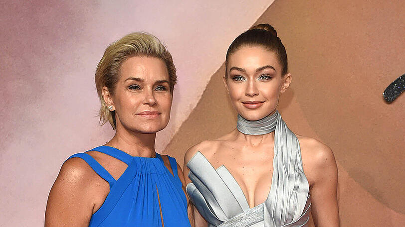 Yolanda und Tochter Gigi Hadid (r.) bei einem Red-Carpet-Event