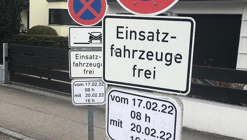 Die ganze Straße Am Moosfeld in Trudering wurde während der Siko für Polizeibeamte freigehalten - doch lange geparkt hat hier niemand.