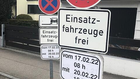Die ganze Straße Am Moosfeld in Trudering wurde während der Siko für Polizeibeamte freigehalten - doch lange geparkt hat hier niemand.