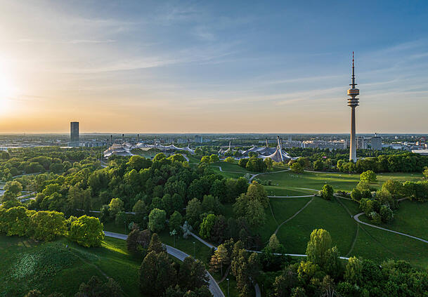 Blick über den Olympiapark mit Turm und Zeltdachkonstruktion. Der Park ist heute noch eine beliebte Oase in der Stadt. Blick über den Olympiapark mit Turm und Zeltdachkonstruktion. Der Park ist heute noch eine beliebte Oase in der Stadt.