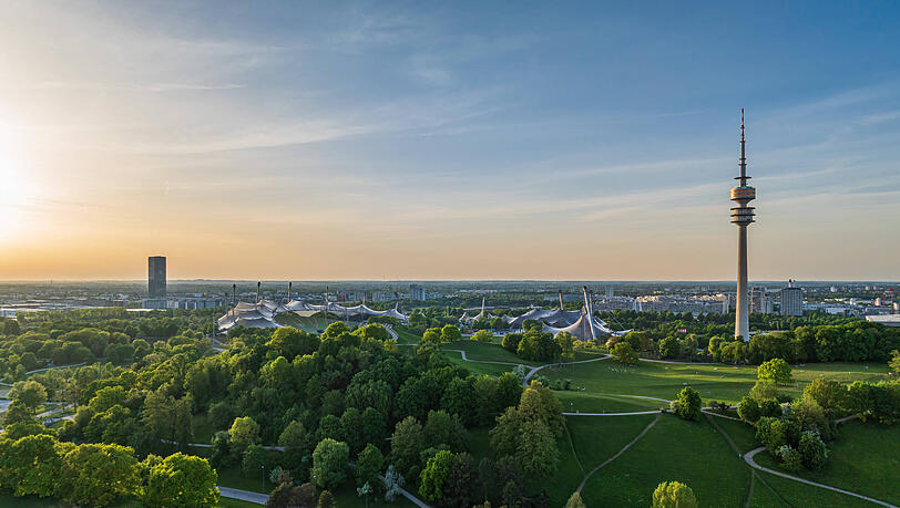 Blick über den Olympiapark mit Turm und Zeltdachkonstruktion. Der Park ist heute noch eine beliebte Oase in der Stadt. Blick über den Olympiapark mit Turm und Zeltdachkonstruktion. Der Park ist heute noch eine beliebte Oase in der Stadt.