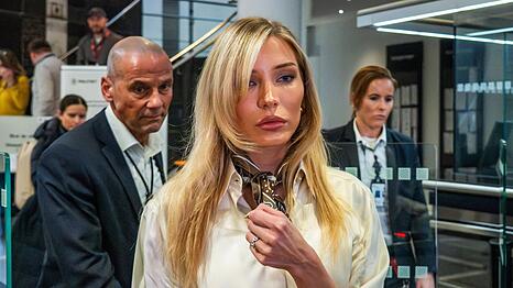 Nora Haukland an einem der Prozesstage bei Verlassen des Gerichtsgeb&auml;udes.