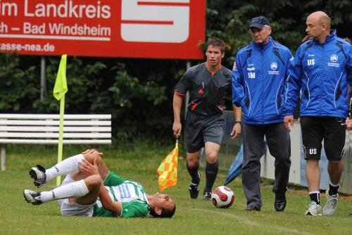 Der Schock in der 10. Minute: Asen Karaslavov krümmt sich am Boden. Diagnose: Innenbandabriss!