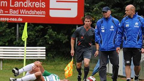 Der Schock in der 10. Minute: Asen Karaslavov krümmt sich am Boden. Diagnose: Innenbandabriss!