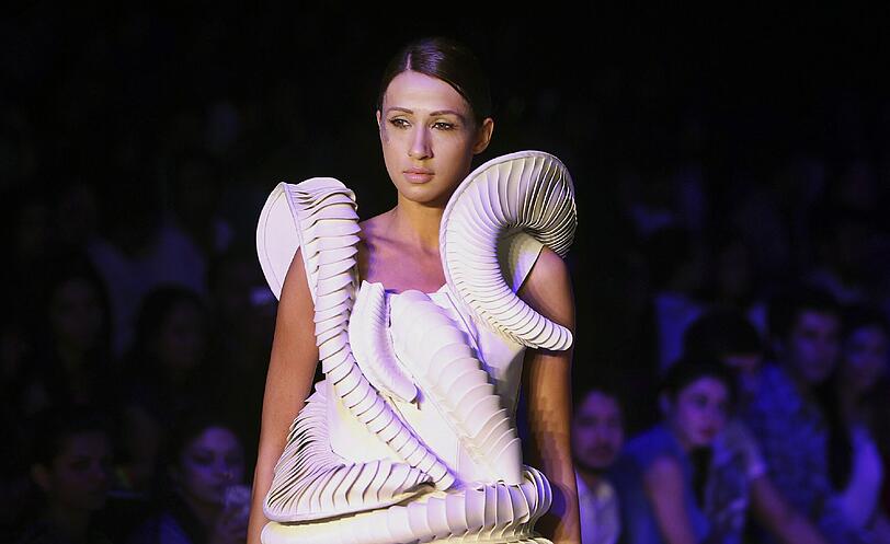 Fashion Week in der indischen Hafenmetropole Mumbai: Manche Kreationen sehen aus, als kämen sie von einem anderen Planeten. Der Stil bewegt sich in gewagter Weise zwischen Lady Gaga, Star Wars und Minnie Maus.