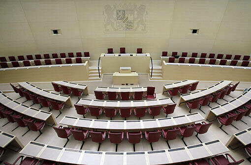 Der bayerische Landtag: Jetzt sind noch mehr Fälle von Abgeordneten bekannt geworden, die Angehörige beschäftigen.