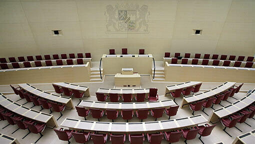 Der bayerische Landtag: Jetzt sind noch mehr Fälle von Abgeordneten bekannt geworden, die Angehörige beschäftigen. Der bayerische Landtag: Jetzt sind noch mehr Fälle von Abgeordneten bekannt geworden, die Angehörige beschäftigen.
