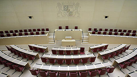 Der bayerische Landtag: Jetzt sind noch mehr Fälle von Abgeordneten bekannt geworden, die Angehörige beschäftigen.